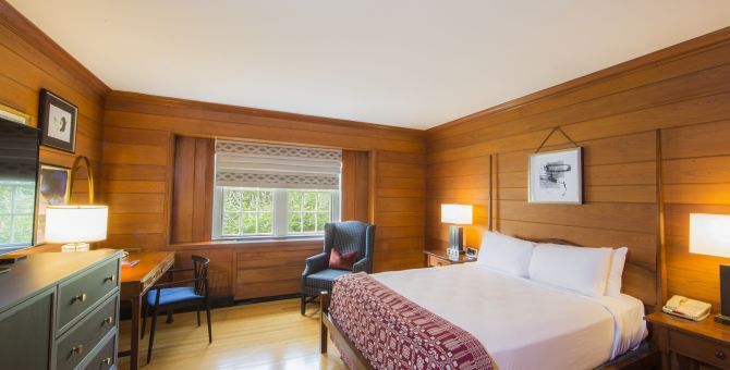 Queen size guest room at Williamsburg Lodge